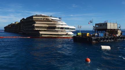 L'&eacute;pave du "Costa Concordia" le 18 septembre 2013, au large de l'&icirc;le du Giglio (Italie). (VINCENZO PINTO / AFP)