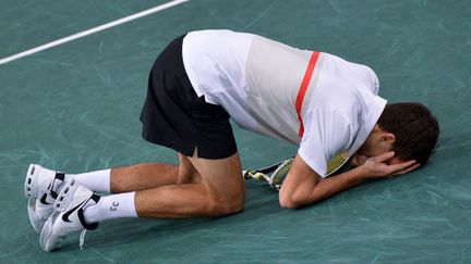 Jerzy Janowicz en pleurs après sa victoire contre Gilles Simon en demi-finale du Masters 1000 de Paris