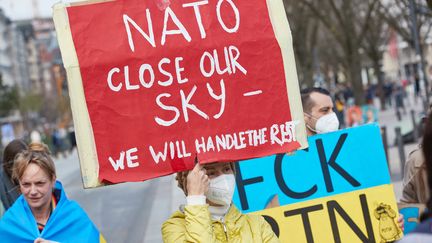 Manifestation à Hambourg, en Allemagne le 26 mars 2022 : "OTAN ferme notre ciel, on s'occupe du reste." (GEORG WENDT / DPA)