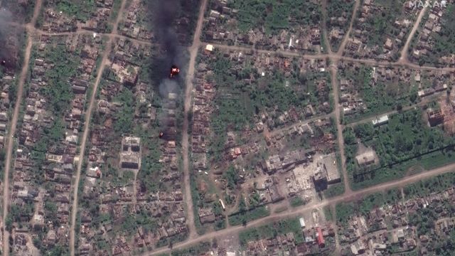 On this satellite image, also taken on May 15, 2023 by the company Maxar Technologies, buildings in Bakhmout (Ukraine) are burning.  (MAXAR TECHNOLOGIES / AFP)