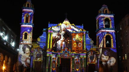 La cath&eacute;drale de La Havane (Cuba) illumin&eacute;e par l'artiste italien Gaspare di Caro, le 25 mars 2012. (JORGE SILVA / REUTERS)