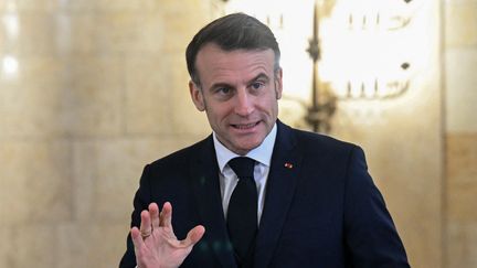 Emmanuel Macron, le 12 décembre 2024 à son arrivée en Pologne. (SERGEI GAPON / AFP)