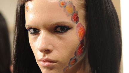 Une mannequin patiente en coulisse du d&eacute;fil&eacute; Aminaka Wilmont lors de la fashion week de Londres (Royaume-Uni), le 18 septembre 2012. (STUART WILSON / GETTY IMAGES)