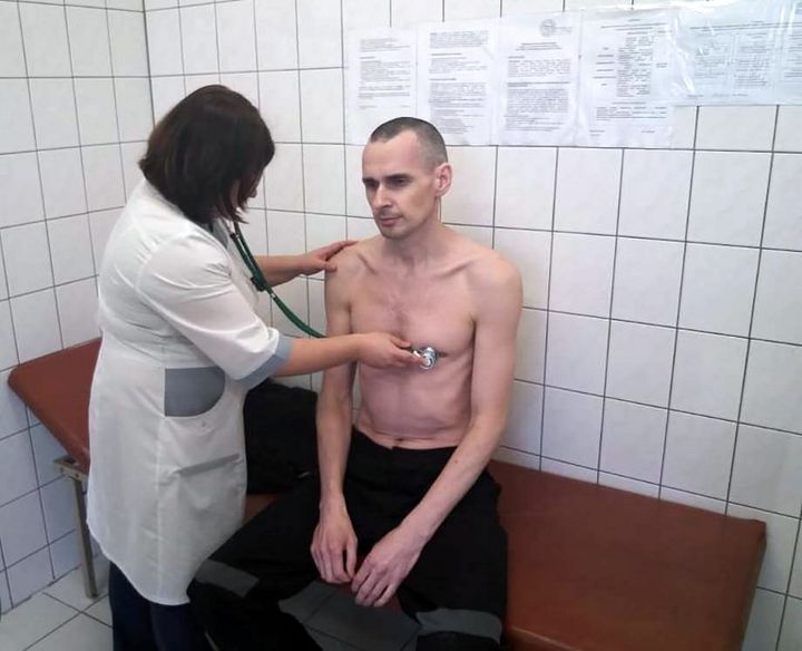 Dans une photo diffusée par l'administration pénitentiaire russe, Oleg Sentsov y apparaît très affaibli.
 (HO / RUSSIAN FEDERAL PENITENTIARY SERVICE / AFP)