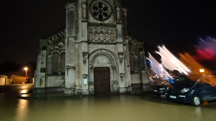 La place de l'église à Blendecques (Pas-de-Calais), inondée, le 3 janvier 2024. (NICOLAS MATHIAS / RADIO FRANCE)