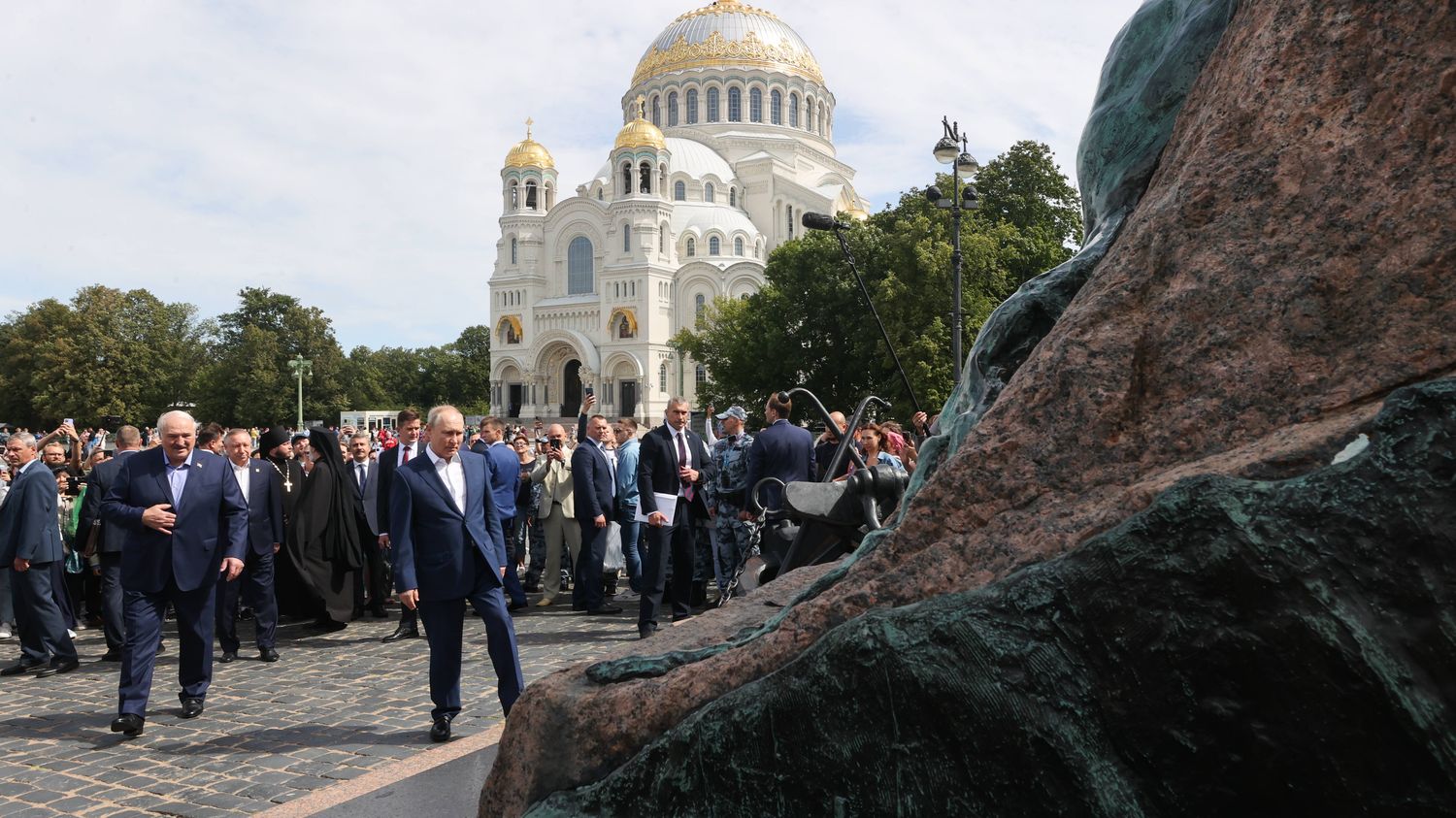 Vladimir Putin y Alexander Lukashenko saludan juntos a la multitud, un mes después del levantamiento de Wagner