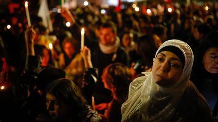 Des centaines de manifestants devant l'ambassade palestinienne de Bogota (Colombie), le 17 octobre 2023. (JUANCHO TORRES / ANADOLU / AFP)