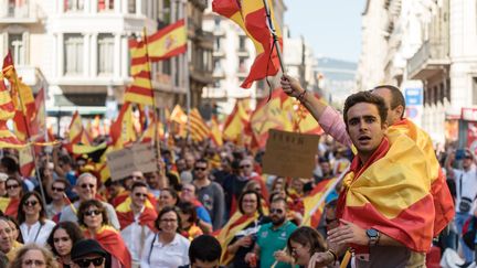 Des partisans du maintien de la Catalogne dans l'Espagne, le 8 octobre 2017 à Barcelone. (SAMUEL BOIVIN / CITIZENSIDE / AFP)