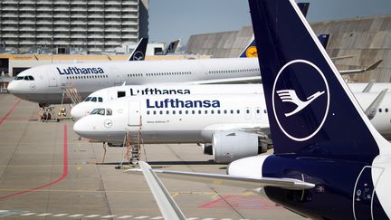 Des avions de la compagnie aérienne Lufthansa, à l'aéroport de Francfort (Allemagne), le 25 juin 2020. (DANIEL ROLAND / AFP)