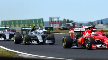 Avec sa Ferrari, Sebastian Vettel prend le meilleur sur les Mercedes de Nico Rosberg et Lewis Hamilton