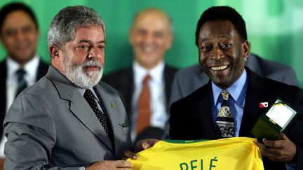 Pelé aux côtés de Lula, président du Brésil, le 26 juin 2008. (JOEDSON ALVES / AFP)