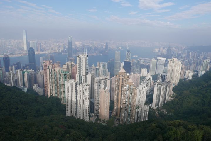 La baie de Hong Kong vue du Peak, le sommet auquel on accède en funiculaire. " C'est une ville qui ne s'arrête jamais. C'est tous les jours samedi. " (Photo EMMANUEL LANGLOIS)