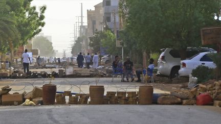 Des manifestants bloquent une rue de Khartoum (Soudan), le 4 juin 2019. (AFP)