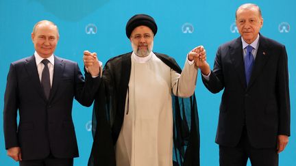 Le président iranien&nbsp;Ebrahim Raïssi, entre le président russe Vladimir Poutine et le président turc&nbsp;Recep Tayyip Erdogan, lors d'une réunion à Téhéran le 19 juillet 2022. (SERGEI SAVOSTYANOV / SPUTNIK / AFP)