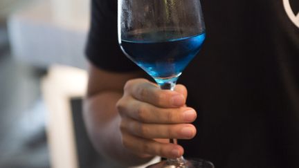 Un verre de vin bleu, à Bilbao, en Espagne, le 6 septembre 2018. (ANDER GILLENEA / AFP)