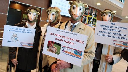 Des membres de&nbsp;la Conf&eacute;d&eacute;ration g&eacute;n&eacute;rale des petites et moyennes entreprises (CGPME), au si&egrave;ge du R&eacute;gime social des ind&eacute;pendants (RSI), mercredi 17 octobre &agrave; Saint Denis (Seine-Saint-Denis). (THOMAS SAMSON / AFP)