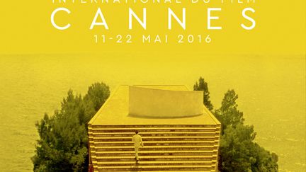 Avant le rouge éclatant de cette année, les organisateurs avaient opté en 2016 pour un jaune puissant attirant l'oeil. L'affiche rendait hommage au cinéma français, représentant Michel Piccoli grimpant l'escalier de la villa Malaparte à Capri, dans "Le Mépris" de Jean-Luc Godard (1963). Le long-métrage, avec Brigitte Bardot, a marqué le cinéma français de l'époque. Les organisateurs : "une montée de marches en forme d'ascension vers l'horizon infini d'un écran de projection". 
 (Lagency / Hervé Chigioni / Gilles Frappier)