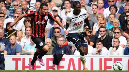 Mauricio Isla (QPR) à la poursuite d'Emmanuel Adebayor (Tottenham) (JAVIER GARCIA / BACKPAGE IMAGES LTD)