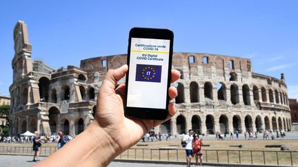 Un certificat Covid européen, sur un smartphone, devant le Colisée, à Rome, en Italie, le 3 août 2021. (MARIA LAURA ANTONELLI / AG F/ SIPA / MARIA LAURA ANTONELLI / AGF)