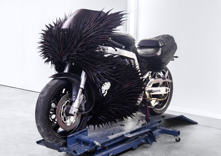 M.Marceau X Palais de Tokyo, une moto hérissée de plumes
 (M.Marceau &amp; ADAGP)