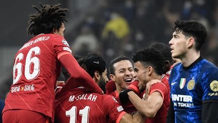 La joie des joueurs de Liverpool après le but du 2-0 contre l'Inter Milan en Ligue des champions le 16 février 2022, à Giuseppe Meazza. (FILIPPO MONTEFORTE / AFP)