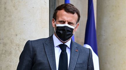 Le président Emmanuel Macron sur le perron de l'Elysée après un entretien avec le secrétaire général de l'Otan, le 21 mai 2021. (MARTIN BUREAU / AFP)