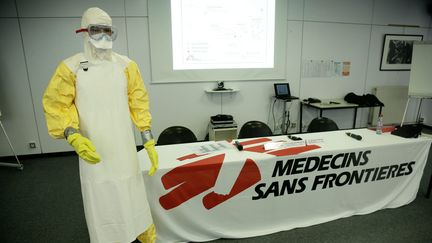 Une&nbsp;combinaison sanitaire port&eacute;e par les membres de M&eacute;decins sans fronti&egrave;res aupr&egrave;s des malades d'Ebola, pr&eacute;sent&eacute;e&nbsp;lors d'une conf&eacute;rence de presse &agrave; Paris, le 18 septembre 2014. (MAXPPP)