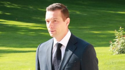 Le président du Rassemblement national, Jordan Bardella, le 26 août 2024, arrive à l'Elysée, reçu par Emmanuel Macron. (UMIT DONMEZ / ANADOLU / AFP)