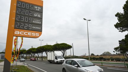 Panneaux indiquant les prix de l'essence et du gazole, devant une station-service dans le sud de la France.&nbsp; (PASCAL GUYOT / AFP)