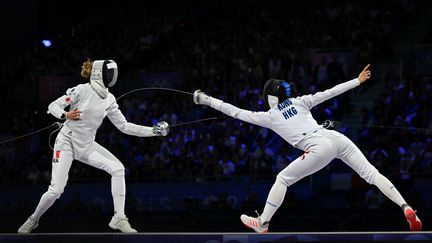 Avec pourtant sept touches d'avance, Auriane Mallo-Breton s'est inclinée en finale olympique de l'épée face à la Hongkongaise Man Wai Vivian Kong, numéro 1 mondiale, au Grand Palais. À 30 ans, la Lyonnaise a décroché sa première médaille olympique, une médaille d'argent. (FABRICE COFFRINI / AFP)