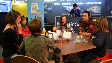 Les élèves de 6e ont enregistré leur interview depuis le Salon du livre et de la presse jeunesse à Montreuil, mercredi midi. En partenariat avec le magazine pour enfants 1jour1actu et 1jour1actu.com. (FRANCEINFO / RADIO FRANCE)