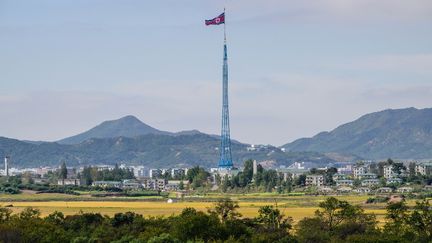 Le drapeau nord-coréen dans la zone démilitarisée à la frontière entre la Corée du Nord et la Corée du Sud, le 4 octobre 2022.&nbsp; (ANTHONY WALLACE / AFP)