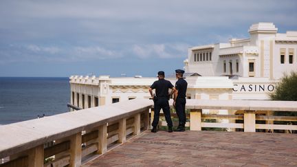 Des policiers dans la zone rouge mise en place pour la tenue du G7 à Biarritz, le 22 août 2019. (MARIE MAGNIN / HANS LUCAS)