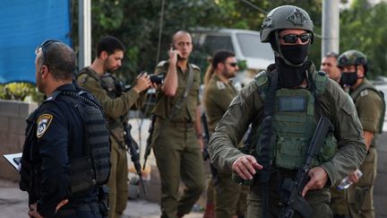 Des soldats israéliens dans le village d'Huwara, en Cisjordanie occupée, le 19 août 2023. (AHMAD GHARABLI / AFP)