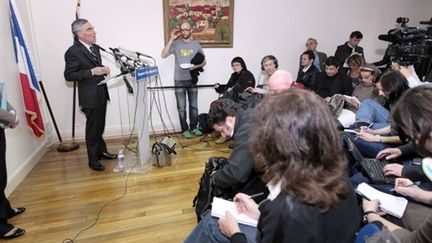 Le Procureur de Paris Jean-Claude Marin fait une conférence de presse sur l'enquête liée à Renault, à Paris, le 14/3/11. (AFP - Jacques Demarthon)