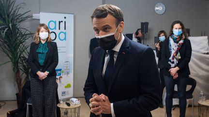 Emmanuel Macron en visite dans les locaux de la CAF de Tours, mardi 5 janvier 2021. (LOIC VENANCE / POOL)