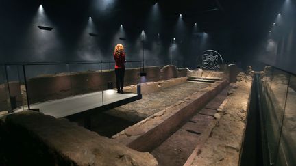 Une employée contemple la reconstitution du temple romain Mithraeum de Londres, le 7 novembre 2017
 (Daniel Leal-Olivas / AFP)