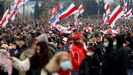 Lors d’une manifestation de l’opposition dans les rues de Minsk, le 25 octobre 2020 (photo d’illustration). (STRINGER / AFP)