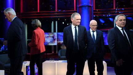 Les cinq candidats à la candidature Les Républicains avant leur premier débat télévisé à&nbsp;Boulogne-Billancourt (Hauts-de-Seine) le 8 novembre 2021 (BERTRAND GUAY / POOL)