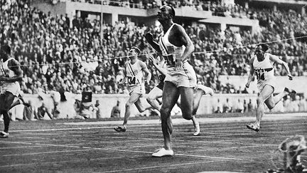 le grand vainqueur, dans les mémoires, reste l’athlète noir américain Jesse Owens. Grâce à ses exploits, il met à mal les théories nazies sur la prétendue supériorité de la «race aryenne». (AFP/HO/CORR)