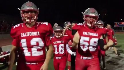 Aux États-Unis, les joueurs sourds et muets du club de football américain des Cubs ont fait de leur handicap une force. Leur équipe est entrée dans l'histoire en se qualifiant en finale du championnat junior de Californie.&nbsp; (France 2)