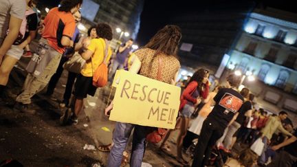 Des "indign&eacute;s" espagnols manifestent contre l'aust&eacute;rit&eacute; &agrave; la Puerta del Sol, &agrave; Madrid (Espagne), le 12 mai 2012. (PEDRO ARMESTRE / AFP)