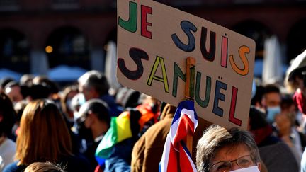 Dans la manifestation à la mémoire de Samuel Paty, le 18 octobre 2020 à Toulouse (illustration) (GEORGES GOBET / AFP)