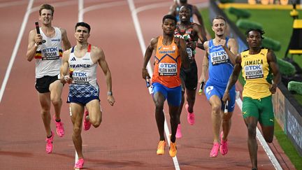 Téo Andant a conclu le relais 4x400 m français des championnats du monde de Budapest, le 26 août 2023. (ATTILA KISBENEDEK / AFP)