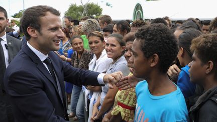 Le président français Emmanuel Macron pendant un bain de foule dans une rue de Koné (Nouvelle-Calédonie), le 4 mai 2018. (LUDOVIC MARIN / AFP)