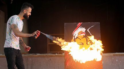 Magdy utilise aussi un lance-flammes pour donner une teinte particulière à ses réalisations.
 (Mohamed Abd el-Ghany / Reuters)