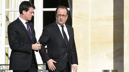 Manuel Valls et François Hollande à la sortie de l'Elysée (Paris), le 26 novembre 2015.&nbsp; (MIGUEL MEDINA / AFP)