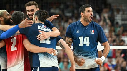 Le bonheur des joueurs français avec Nicolas Le Goff, Earvin Ngapeth ou encore Jenia Grebennikov, lors de la finale des Jeux olympiques contre la Pologne, le 10 août 2024. (NATALIA KOLESNIKOVA / AFP)