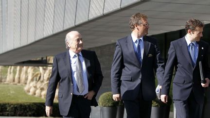  (Sepp Blatter, Jérôme Valcke et Markus Kattner en 2010, à Zurich. © Alessandro Della Bella/AP/SIPA)