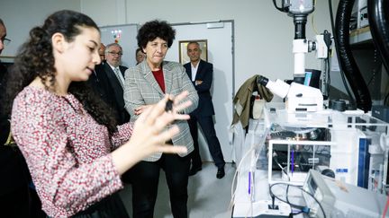 La ministre de l'Enseignement supérieur et de la Recherche, Frédérique Vidal, visite un laboratoire à l'ENS Paris Saclay, le 22 octobre 2018. (MAXPPP)